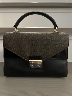 Cartera Michael Kors Sloan de cuero y logotipo negro/marrón Foto 1 de 4