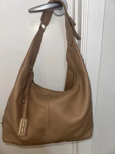Bolso de Mano Jimmy Choo Hobo Cuero Tostado Camel con Herrajes Dorados y Forro de Gamuza - Imagen 1 de 23