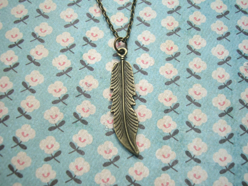 FUNKY BRASS FEATHER NECKLACE VINTAGE STYLE BOHO FESTIVAL EMO CUTE KITSCH RETRO - Image 1 of 1