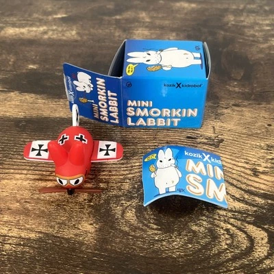 Kidrobot MINI SMORKIN LABBIT Agora com Frango Frito RED BARON 1/50 CHASE Avião - Imagem 1 de 4