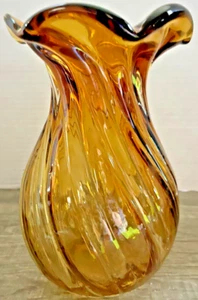 Jarrón ámbar con borde con volantes y remolino soplado a mano 8" X 5" - Imagen 1 de 7