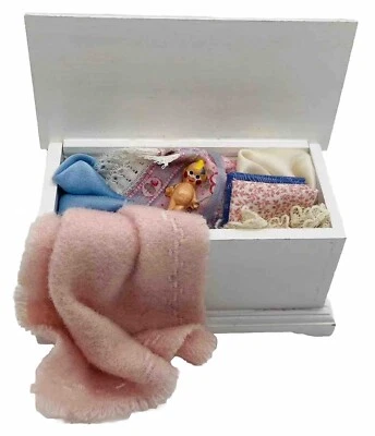 Baúl miniatura artesanal de colección para casa de muñecas relleno con mantas para bebé y muñeca ÚNICO EN SU CLASE Foto 1 de 4