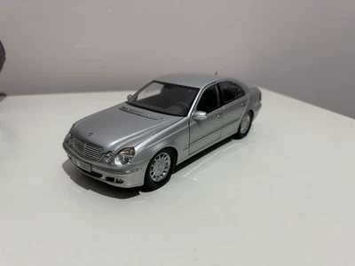 Mercedes Classe E W211 1/18 - Immagine 1 di 4