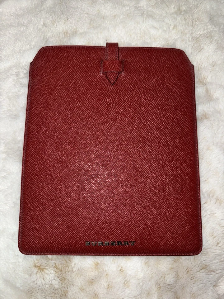 Funda Burberry iPad o Tablet Cierre Cuero Rojo AUTÉNTICA 8” X 9.5” USADA EN EXCELENTE ESTADO Foto 1 de 4