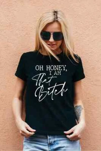 Camiseta negra informal unisex para mujer 'OH HONEY I AM That Bit*h' - Imagen 1 de 1