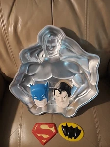 Torta Wilton Superman Batman completa viso e pettorali scudo supereroe - Foto 1 di 6