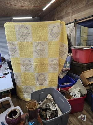 Wonderful Vintage 1920's Baskets Antique Quilt Queen Size - Image 1 of 2