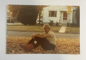 Hombre posando en hojas fotomatón vintage encontrado vernáculo años 80 fotografía rara - Imagen 1 de 1