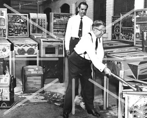 Woodrail Flipperautomaten Axed By Police 1950's Vintage 8x10 Photography Reprint - Bild 1 von 1