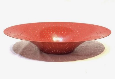 Frutero perforado ovalado rojo Alessi Francesca Amfitheatrof 171/4x123/4 Italia c2000 Foto 1 de 4