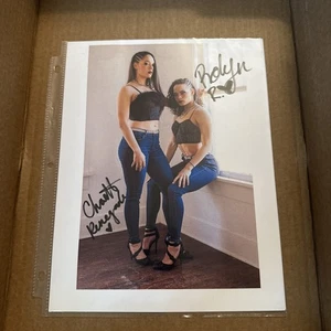 RENEGADE TWINS CHARLETTE & ROBYN signiert 8x10 Farbfoto Menge 2 weiße Mappe - Bild 1 von 6