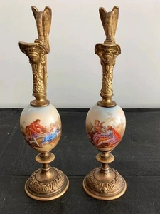 2- Antico VASO MANTELLO EWER URNA scena vittoriana porcellana dipinta ottone fuso - Foto 1 di 8