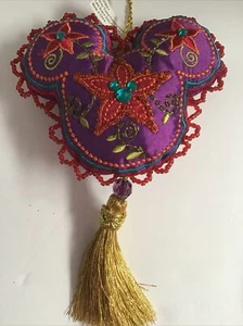 Adorno de felpa satinado con cuentas bordado icono de Mickey Mouse de los parques de Disney RARO NUEVO CON ETIQUETAS - Imagen 1 de 9