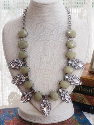 NUEVO CON ETIQUETAS Retirado $138 Lia Sophia Mezcla Cristal Astoria Declaración Collar Tono Plata Foto 1 de 4