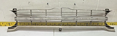 Oldsmobile Cutlass 442 F85 (G367) usado OEM GM Grille 1965 Foto 1 de 4
