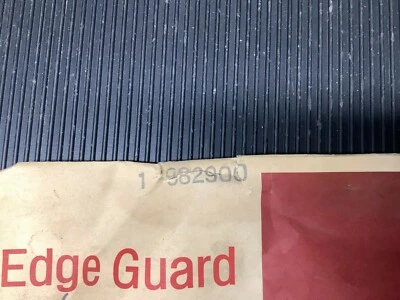 GM# 982900 ﻿1968-69 OLDSMOBILE F85 VISTA CRUISER NOS PROTECTOR DE BORDE DE PUERTA TODO 68 69  Foto 1 de 3