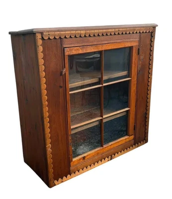 Armario de nogal temprano con puerta individual de 6 paneles y moldura recortada  Foto 1 de 4