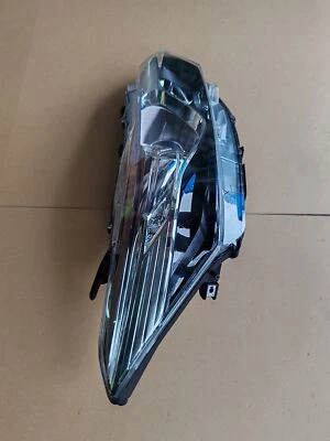 Conjunto de luces de faro delantero derecho para Toyota Yaris 2013-2016 81110-0D770 Foto 1 de 4