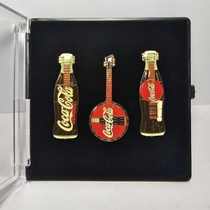 Vintage Coca-Cola Gitarrenpins - 3er Set mit Koffer und Rückseiten - Bild 1 von 5
