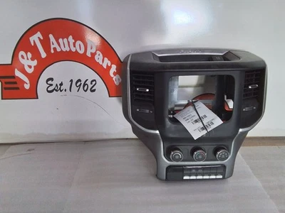 RAM 3500 2020-2022 RADIO EMBELLECEDOR BISEL CON CONTROLES DE TEMPERATURA PANTALLA DE 3,5 PULGADAS 683700122AB Foto 1 de 4