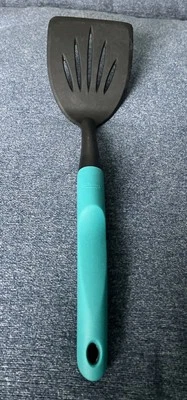 Espátula ranurada Trudeau Turner aleta azul verdoso mango de goma 14 pulgadas de largo Foto 1 de 4