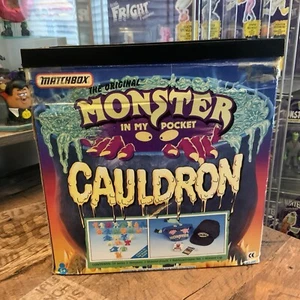 Vintage Matchbox Monster In My Pocket Cauldron Series Sealed Cap Bauchtasche Retro - Bild 1 von 8