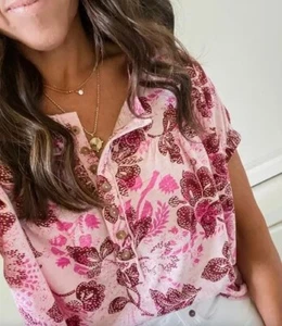Top Henley Anthropologie PILCRO donna taglia XS rosa increspato NUOVO NUOVO CON ETICHETTE PREZZO AL PUBBLICO CONSIGLIATO DAL PRODUTTORE $68 floreale - Foto 1 di 12