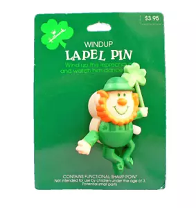Hallmark PIN St Patrick Vintage AUFZIEHKOBOLD Kleeblatt Zauberstab 90er Urlaub NEU - Bild 1 von 4