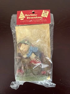 Weihnachtsdeko Vintage Hummelartig 4" Junge auf Zaun Harz - Bild 1 von 8