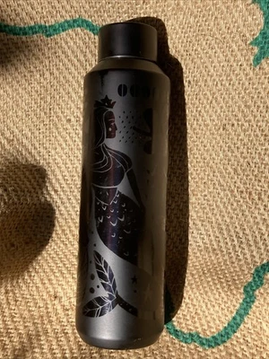 Botella de agua de acero aislada al vacío sirena sirena negra mate Starbucks de 20 oz Foto 1 de 4