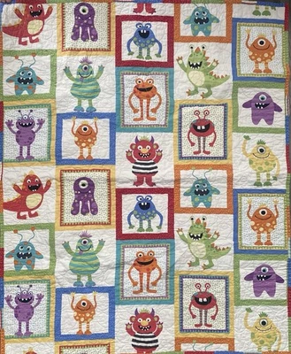 Manta acolchada temática de monstruos para bebé niño  Foto 1 de 3