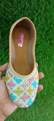 Zapatos artesanales indios cuentan con intrincados bordados ideales para ocasiones. Foto 1 de 4