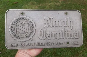 Tacones alquitranados de la Universidad de Carolina del Norte Chapel Hill Pewtarex placa de licencia de peltre - Imagen 1 de 6
