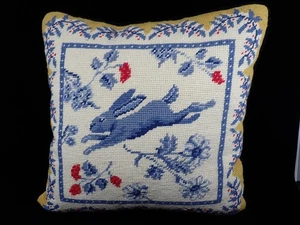 Handgefertigtes Nadelkissen blauer Hase & Blumenmotiv Vintage Volkskunst Stil - Bild 1 von 24