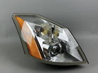 ПОЛНАЯ КСЕНОНОВАЯ ФАРА ДЛЯ ПРАВОСТОРОННЕГО ПАССАЖИРА CADILLAC XLR 2004-2009 ГОДОВ ВЫПУСКА ОТ ОРИГИНАЛЬНОГО ПРОИЗВОДИТЕЛЯ 10349880 - Изображение 1 из 4