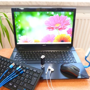 Acer V3 772 POWER 17Zoll l 1TB HDD SSD Windows 11 l 16GB RAM NEU TASTATUR Mängel - Bild 1 von 16