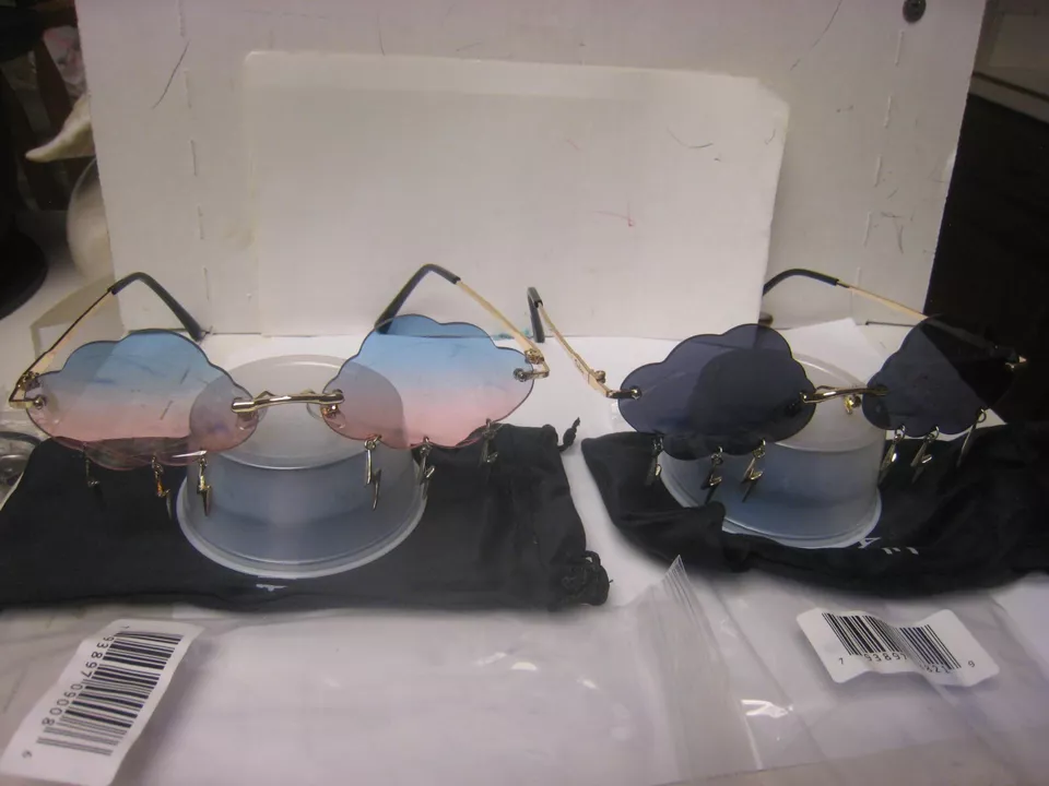 2 pares de gafas de sol Fox & Raine novedosas en forma de nube AZUL/ROSA Y TRUENO NEGRO Foto 1 de 4