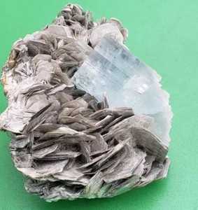 Aguamarina azul claro natural 318 g con espécimen de mica. - Imagen 1 de 12