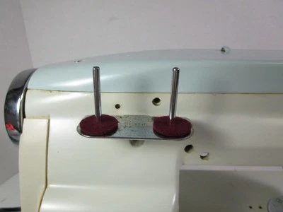 PINES DE POZO de doble hilo para máquina de coser BLANCO 568 con soporte Foto 1 de 4