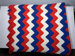 Coperta vintage fatta a mano cucita all'uncinetto rosso bianco blu motivo zig zag afgano USA - Foto 1 di 3