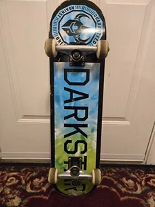 DARKSTAR Timeworks tabla de skate 31" azul verde tie dye ruedas completas para camiones - Imagen 1 de 13