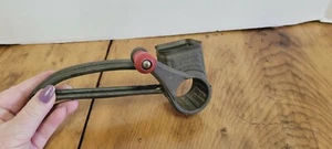 Manija de madera roja rallador Mouli de colección Francia 7 3/4" EXCELENTE decoración del país - Imagen 1 de 5