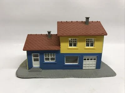 Model Power  1589 N Scale Split Level House. Model House - Image 1 of 4
