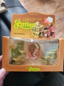 1980 Mattel THE LITTLES neu im Karton Puppe BELINDA Pop Up Zimmer & Stühle Set - Bild 1 von 5