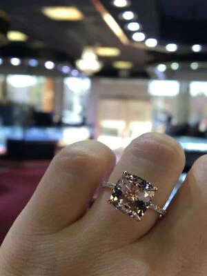 Anillo solitario de hielo con halo oculto de diamantes morganita natural de 4 quilates de oro rosa sólido de 14 k Foto 1 de 4