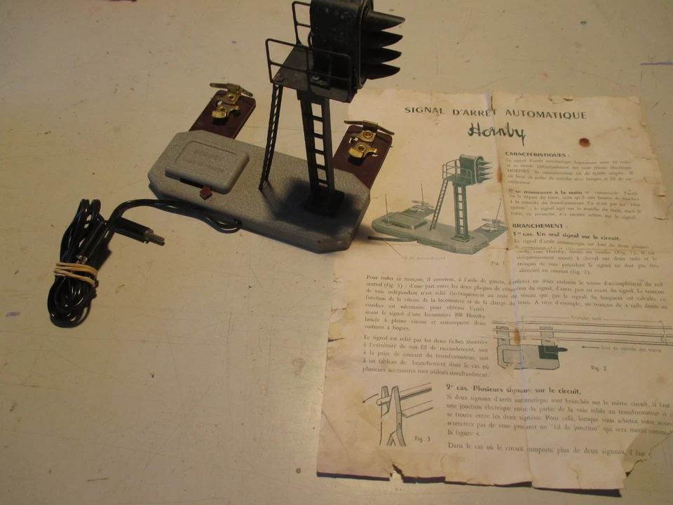 TRAINS HORNBY SIGNAL D'ARRET AUTOMATIQUE + 2 CAISSES VOITURE ET WAGON ( décor ) - Photo 1/3