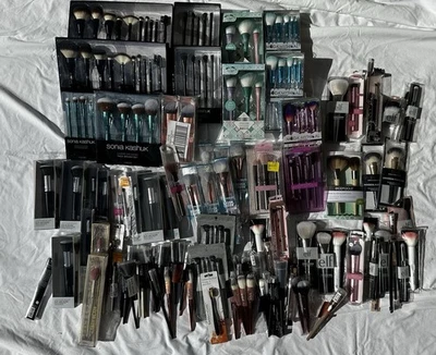 Paquete de más de 100 brochas de maquillaje nuevo en caja Foto 1 de 3
