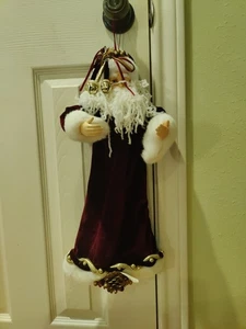  Weihnachtsmann Hängedeko für Tür oder Wand rot Samt Gewand weiß Bart Tannenzapfen - Bild 1 von 11