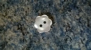 Botones de dos agujeros en forma de flor pequeña blanca talla 18 para 3 capas o 4 capas - Imagen 1 de 1