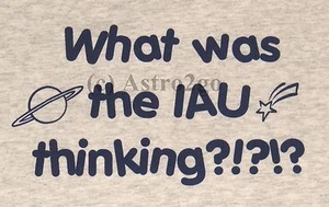 CHE COSA PENSAVA IAU?!?!?--T-shirt Plutone Pianeti Spazio Astronomia Scienza - Foto 1 di 2